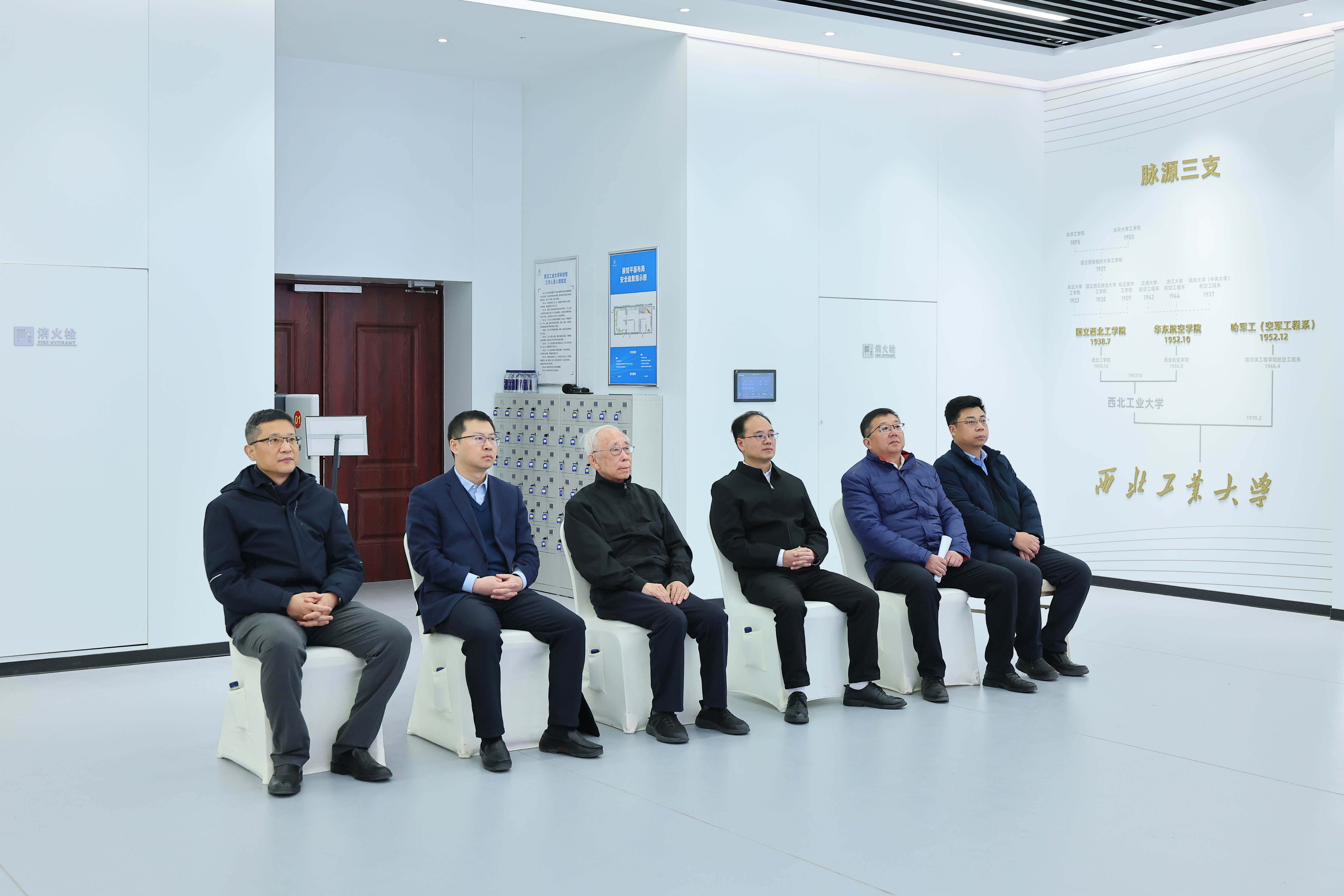 副校长 王伶陪同中国航空工业集团公司冯培德院士参观科技馆 (2).JPG