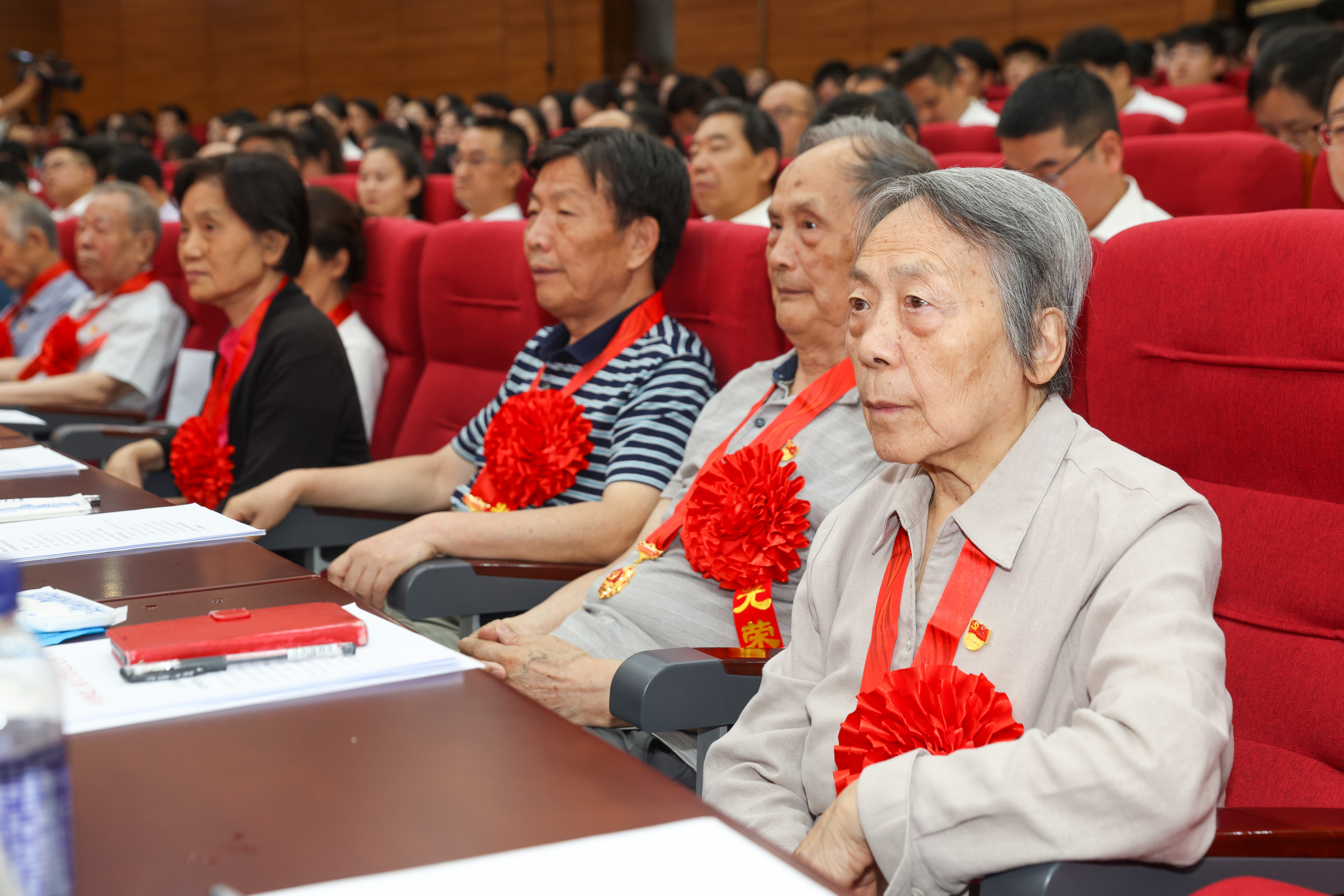 20240701西北工业大学“七一”表彰大会光荣在党50年5——司哲摄.jpg undefined