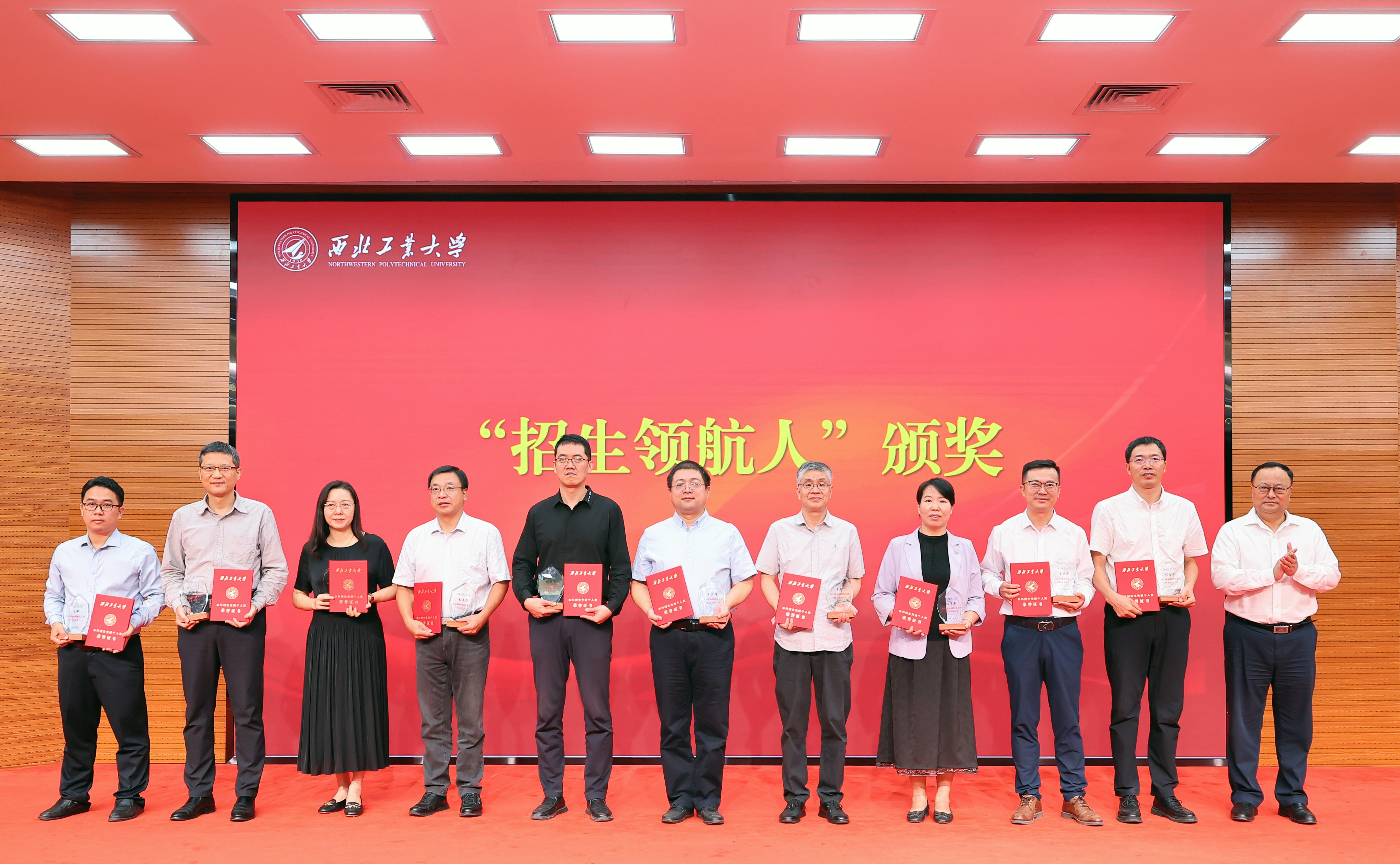 校长宋保维颁发“招生领航人”_副本.jpg