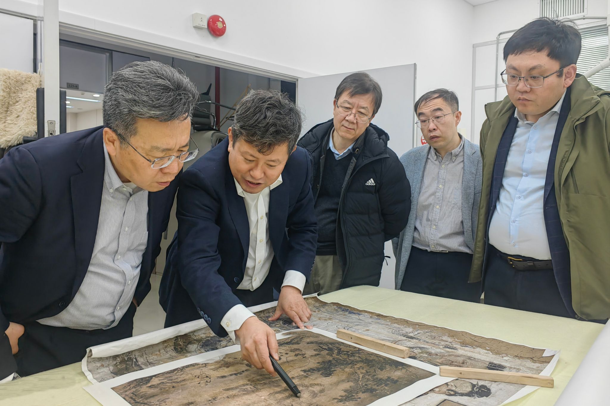 参观实验室.jpg 参观实验室.jpg