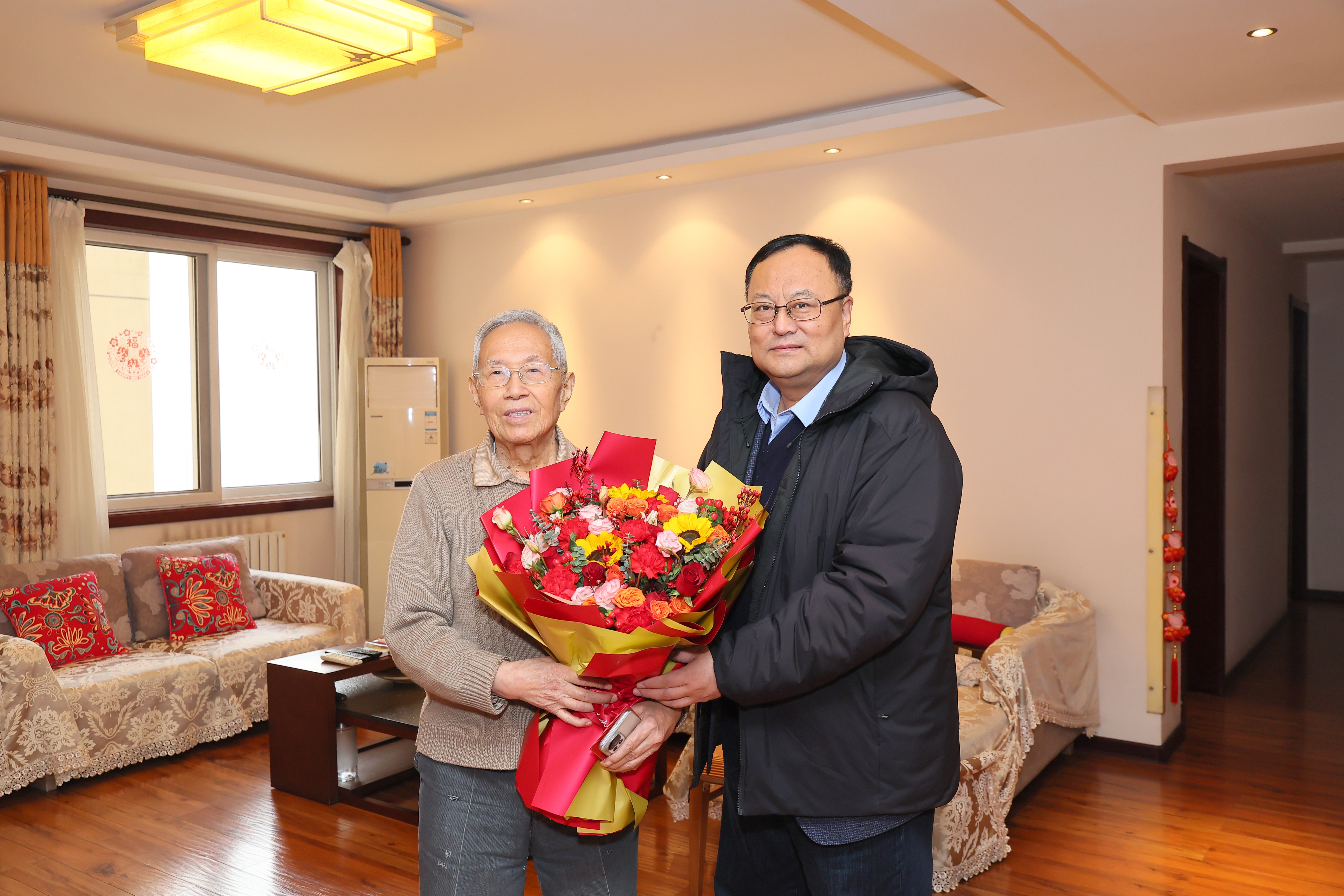 校长 宋保维慰问老党员俞济祥 (1).JPG undefined
