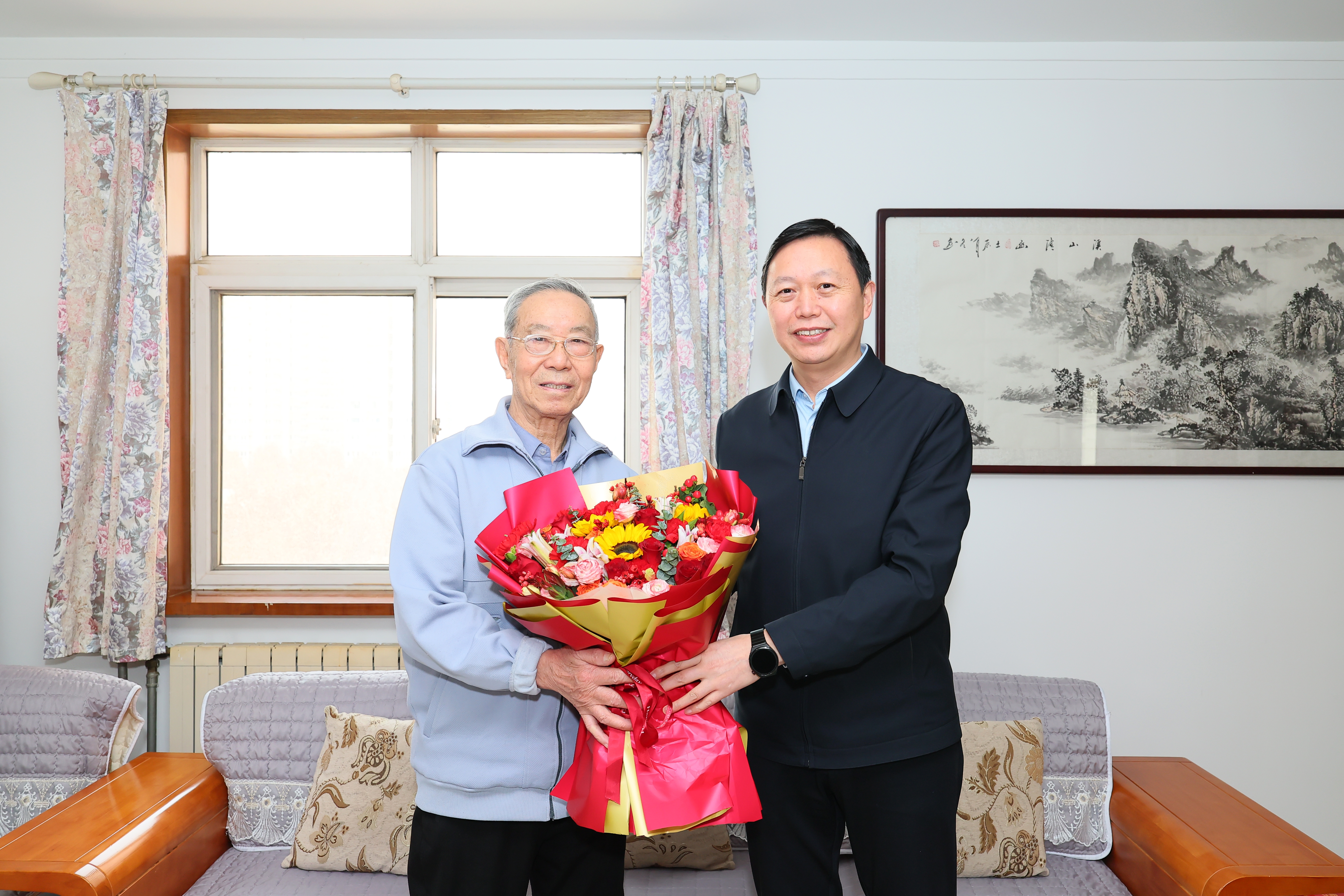 副校长 张开富看望原常务副校长 沈凤岐 (1).JPG undefined