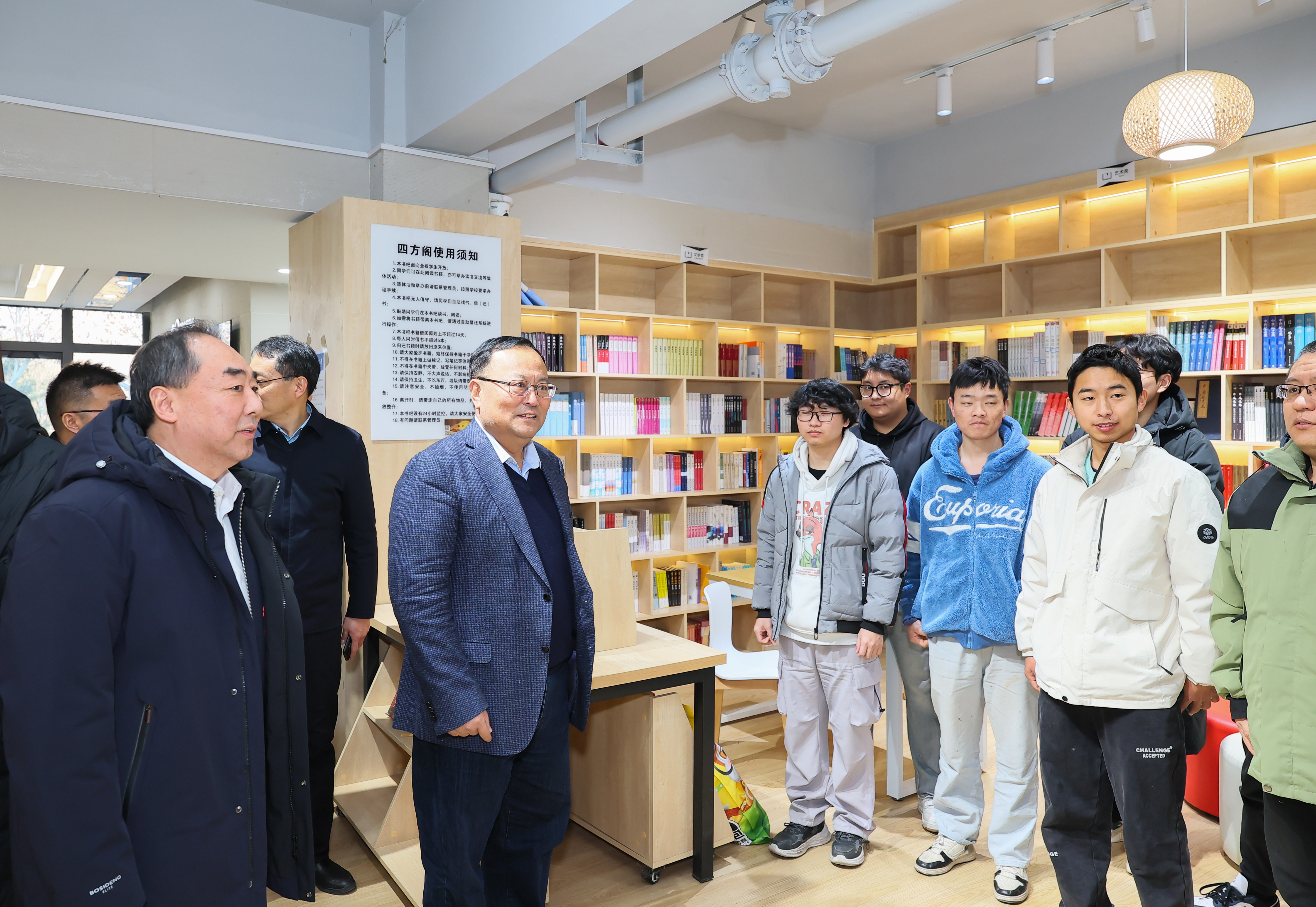 校长 宋保维在海天苑宿舍,慰问学工部及留校学生 (2).JPG 校长 宋保维在海天苑宿舍,慰问学工部及留校学生 (2).JPG