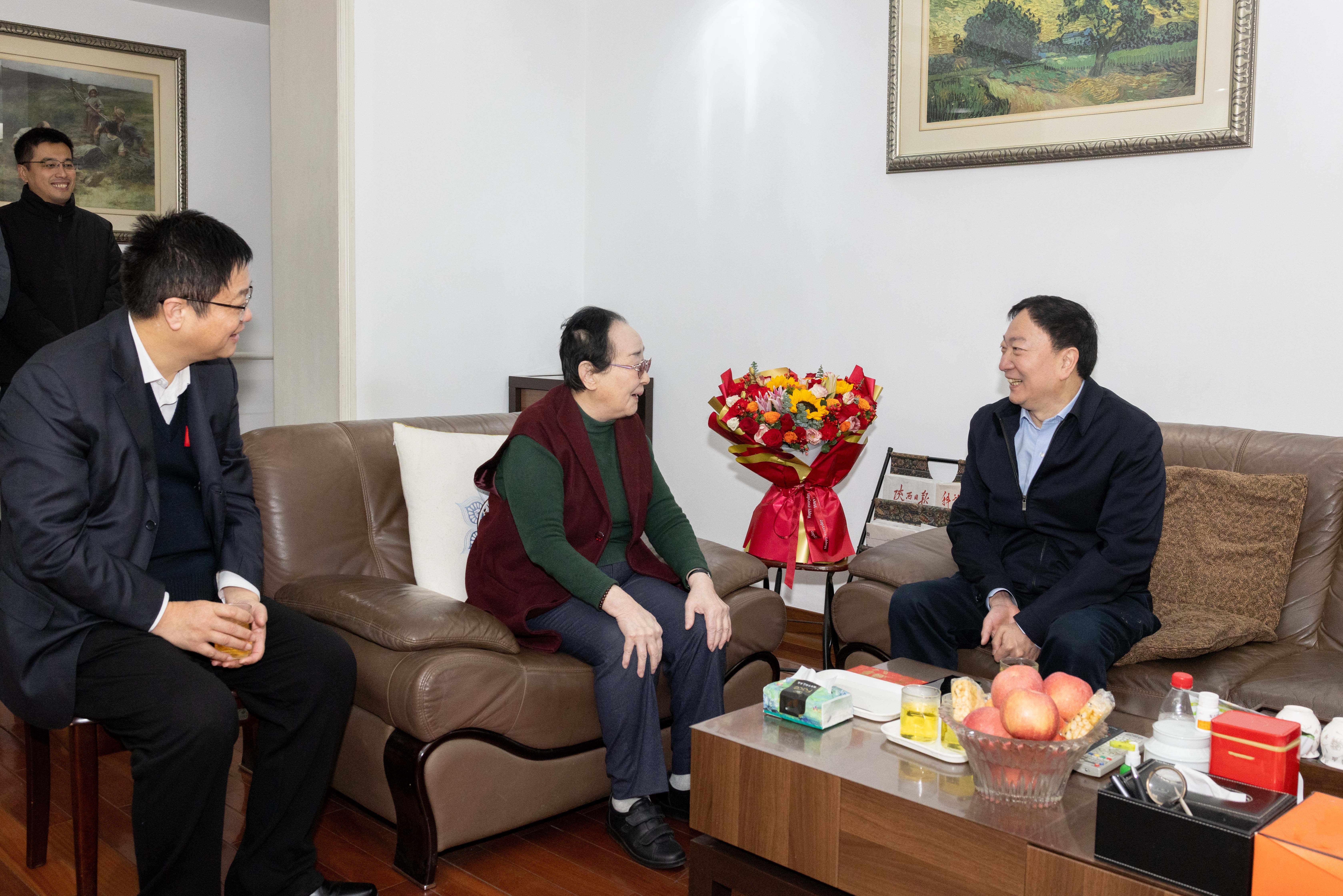 20250114李言荣书记慰问张立同院士——司哲摄.jpg undefined