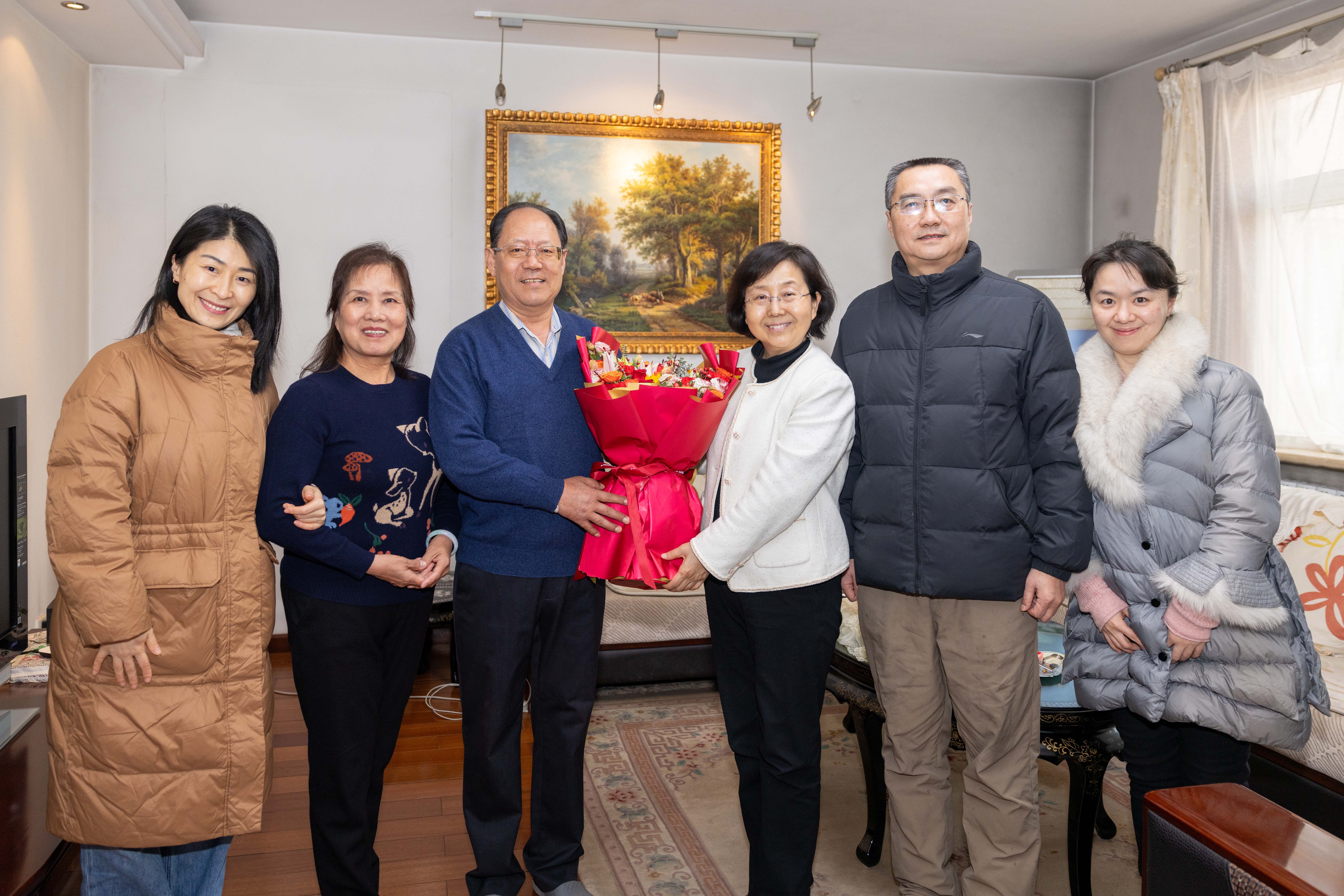 20250118张艳宁校长慰问胥效文——司哲摄.jpg undefined